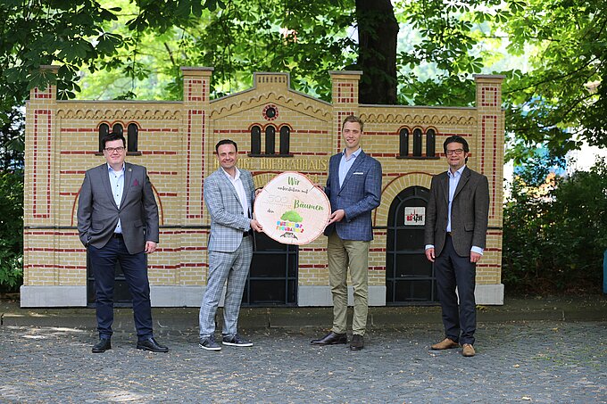 Alexander Arsene und Francesco Perricone, Geschäftsführer der Hofbrauhaus Wolters GmbH, übergeben symbolisch 500 Bäume für den United Kids Foundations Wald an Janis Meyerhof und Carsten Ueberschär. (v. li.) Foto: Volksbank BraWo Alexander Arsene und Francesco Perricone, Geschäftsführer der Hofbrauhaus Wolters GmbH, übergeben symbolisch 500 Bäume für den United Kids Foundations Wald an Janis Meyerhof und Carsten Ueberschär. (v. li.) Foto: Volksbank BraWo