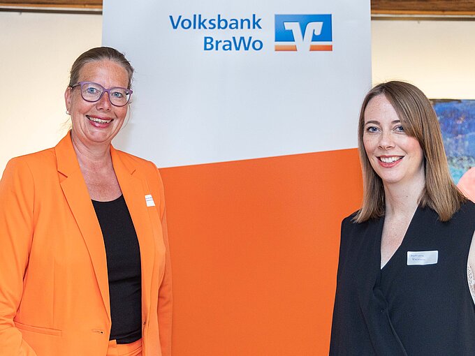 Nicole Mölling (links), Direktionsleiterin Salzgitter der Volksbank BraWo, lud Stephanie Reimann (rechts), Leiterin Global Venturing & Startup Collaborations bei der Volkswagen AG, als Vortragsreferentin zu female perspective. Foto: Rudolf Karliczek