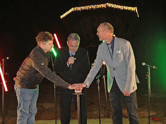 Thomas Fast (Mitte) inszenierte gemeinsam mit Paul Kunze (links) sowie Christian Lampe die Lichtinstallationen an der Mühle von Sanssouci.