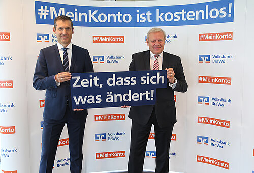 Vorstandsmitglied Patrick Pietschmann (l.) und Jürgen Brinkmann, Vorstandsvorsitzender der Volksbank BraWo, bei der Präsentation des neuen kostenlosen Girokontos für Privatkunden "BraWo-MeinKonto" im September 2020. Foto: Volksbank BraWo