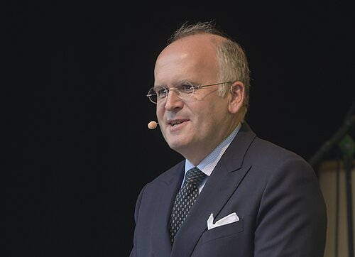 „DIE WELT WIRD DIGITALER, IN TEILEN RADIKALER UND WIEDER NATIONALER WERDEN.“ - Prof. Klaus Schweinsberg „DIE WELT WIRD DIGITALER, IN TEILEN RADIKALER UND WIEDER NATIONALER WERDEN.“ - Prof. Klaus Schweinsberg