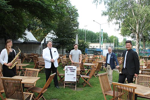 Nahmen gemeinsam den Wolters Applaus Garten in Augenschein: (v.l.) Mareille Wittnebel, Jörg Boddeutsch (beide Stadtorchester), Veranstalter Paul Kunze, Stefan Honrath (Volksbank BraWo) und Björn Grobe (Stadtorchester). Foto: Volksbank BraWo