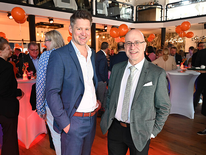 Stefan Honrath, Leiter der Volksbank BRAWO Region Peine und Phillip Benckendorf bei der Veranstaltung.