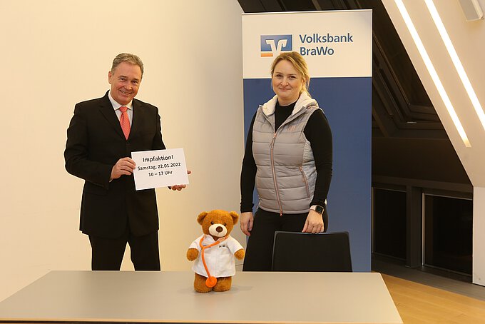 Ärztin Yvonne Trommer und Thomas Fast, gemeinsam mit "Dr. Bär", in den Räumlichkeiten der Gifhorner Hauptstelle Steinweg, die am 22. Januar vorübergehend zur Impfstation wird. Foto: Volksbank BraWo / KURT Media - Michael Uhmeyer Ärztin Yvonne Trommer und Thomas Fast, gemeinsam mit "Dr. Bär", in den Räumlichkeiten der Gifhorner Hauptstelle Steinweg, die am 22. Januar vorübergehend zur Impfstation wird. Foto: Volksbank BraWo / KURT Media - Michael Uhmeyer