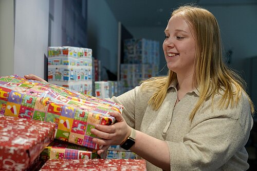 Für jedes Kind ein Geschenk: Die Weihnachtsinitiative der Volksbank BRAWO Stiftung versucht jeden Weihnachtswunsch zu berücksichtigen. Fleißige Weihnachtsengel packten individuell zusammengestellte Geschenktüten, die bei den förderbedürftigen Kindern und Jugendlichen pünktlich unter dem Weihnachtsbaum liegen
