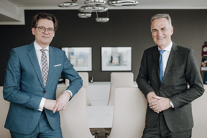Vorstandsmitglied Mark Uhde (l.) heißt Erhard Modrejewski als neuen Direktor Unternehmenskunden in der Volksbank BraWo willkommen.
