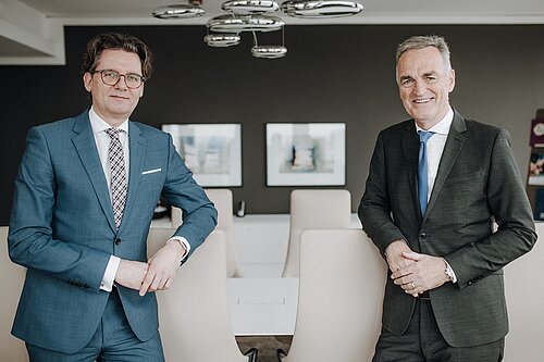 Vorstandsmitglied Mark Uhde (l.) heißt Erhard Modrejewski als neuen Direktor Unternehmenskunden in der Volksbank BraWo willkommen. Vorstandsmitglied Mark Uhde (l.) heißt Erhard Modrejewski als neuen Direktor Unternehmenskunden in der Volksbank BraWo willkommen.
