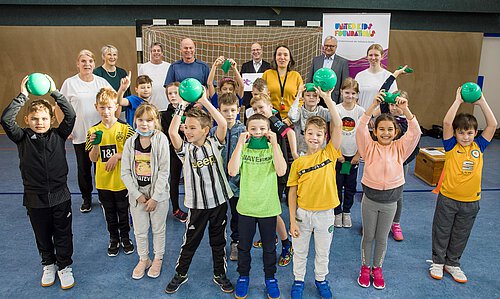 Die Klasse 3b der GS Broistedt am ersten „Finde Deinen Sport Tag“. Hinten von links: Petra Ernst, Schulleiterin Elisabeth Fleer, Rolf-Bernd Meyer, Andreas Fricke-Heyne, Stefan Honrath, Anna-Lena Nüßler, Ralf Werner sowie Katharina Ehlers.