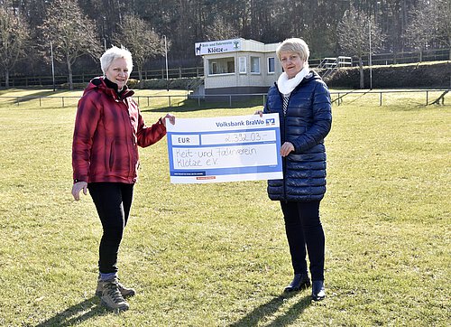 Dr. med Petra Worringen, Vereinsvorsitzende des Reit- und Fahrvereins Klötze (links), freut sich über die Spende der Volksbank BraWo, die ihr Michaela Wiewall, Leitung der Filiale in Klötze, überreicht.// Foto:Volksbank BraWo/Meike Schulze-Wührl