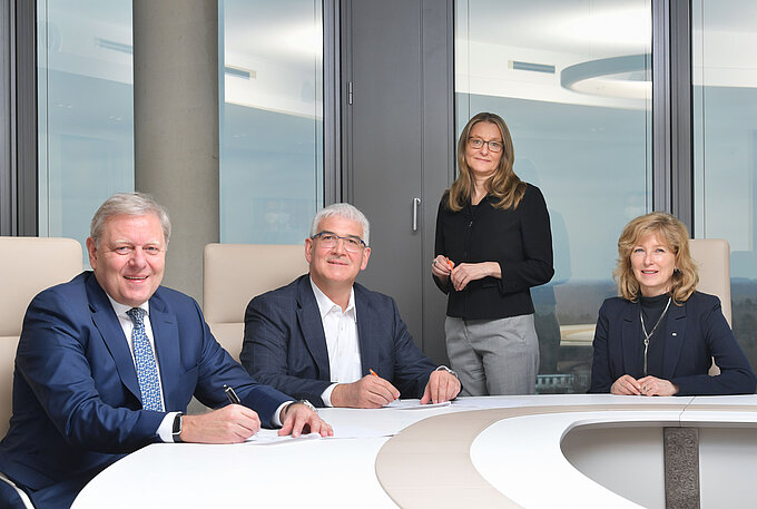 (v.l.): Jürgen Brinkmann, Wendelin Göbel, Maren Leinweber-Herfel und Claudia Kayser bei der Vertragsunterzeichnung / Foto: Volksbank BraWo / Andreas Greiner-Napp (v.l.): Jürgen Brinkmann, Wendelin Göbel, Maren Leinweber-Herfel und Claudia Kayser bei der Vertragsunterzeichnung / Foto: Volksbank BraWo / Andreas Greiner-Napp