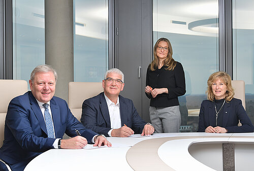 (v.l.): Jürgen Brinkmann, Wendelin Göbel, Maren Leinweber-Herfel und Claudia Kayser bei der Vertragsunterzeichnung / Foto: Volksbank BraWo / Andreas Greiner-Napp