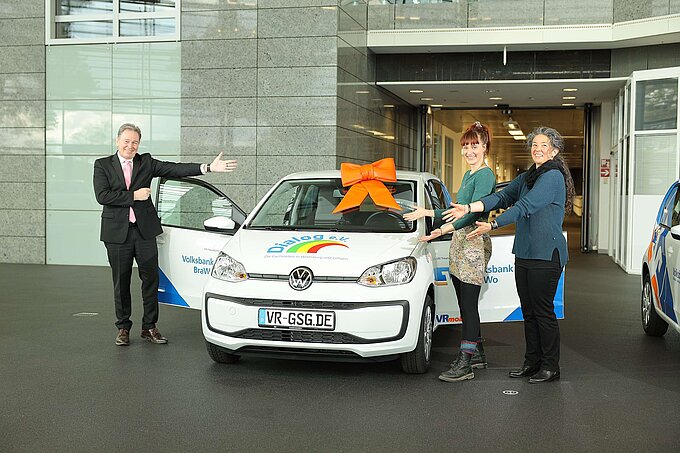 Thomas Fast, Leiter der Direktion Gifhorn der Volksbank BraWo, übergibt das VRmobil an Julia Hüffmeyer und Daniela Cevik (r.) vom Dialog e.V. Thomas Fast, Leiter der Direktion Gifhorn der Volksbank BraWo, übergibt das VRmobil an Julia Hüffmeyer und Daniela Cevik (r.) vom Dialog e.V.