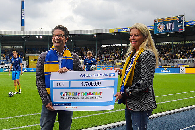 Carsten Ueberschär, Leiter der Direktion Braunschweig der Volksbank BraWo, übergibt den symbolischen Scheck für 17 erzielte Heimspieltore an Claudia Block, Vorstandsmitglied der Volksbank BraWo Stiftung. Foto: Eintracht Braunschweig Carsten Ueberschär, Leiter der Direktion Braunschweig der Volksbank BraWo, übergibt den symbolischen Scheck für 17 erzielte Heimspieltore an Claudia Block, Vorstandsmitglied der Volksbank BraWo Stiftung. Foto: Eintracht Braunschweig