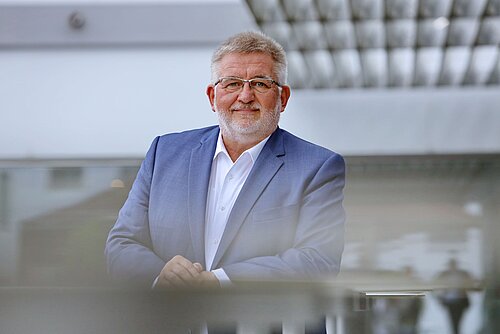 Porträtfoto Mann mit Sakko und Hemd