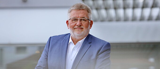 Porträtfoto Mann mit Sakko und Hemd