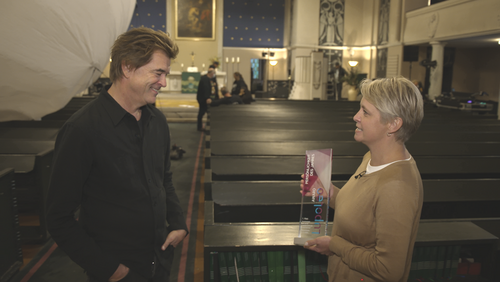 Campino, der Frontmann der Musikgruppe „Die Toten Hosen“, wurde beim 1. LupoLeo Award für sein soziales Engagement ausgezeichnet. Monika Schmidt vom Kindernetzwerk United Kids Foundations überreicht ihm in der Berliner Hoffnungskirche den Pokal.