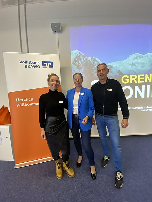 Nicole Mölling (Mitte), Leiterin der Direktion Salzgitter der Volksbank BRAWO, gemeinsam mit Sandra Wukovic und Joachim Franz von der Abenteuerhaus GmbH beim „Unternehmerzirkel für junge Unternehmer“.
