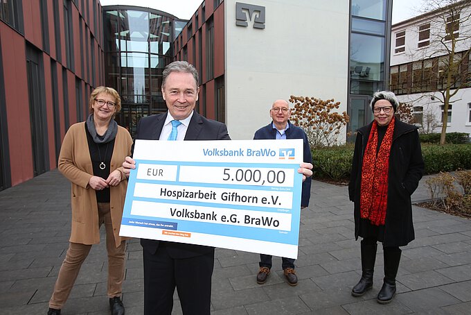 Die Vereinsvorsitzende Ingrid Pahlmann (links) und die Vorstandsmitglieder Heinrich Heins (2.v.r.) und Dr. Dagmar Borkowsky dankten Thomas Fast (mit Scheck) für die Spende von 5.000 Euro. Foto: Volksbank BraWo / KURT Media / Michael Uhmeyer Die Vereinsvorsitzende Ingrid Pahlmann (links) und die Vorstandsmitglieder Heinrich Heins (2.v.r.) und Dr. Dagmar Borkowsky dankten Thomas Fast (mit Scheck) für die Spende von 5.000 Euro. Foto: Volksbank BraWo / KURT Media / Michael Uhmeyer