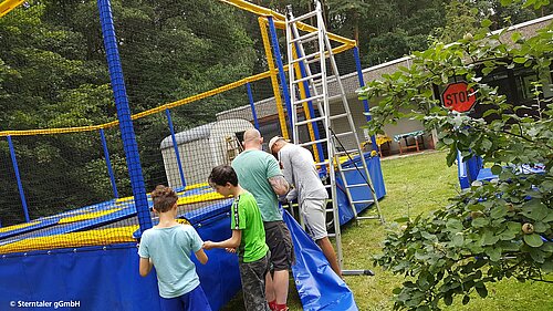 Auf dem Außengelände der Sterntaler gGmbH ist mit Hilfe von Crowdfunding eine Trampolinanlage entstanden. Auf dem Außengelände der Sterntaler gGmbH ist mit Hilfe von Crowdfunding eine Trampolinanlage entstanden.