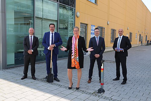 Neu hinzugekommen ist das Immobilien-Center, indem das Team von Dirk Rosskopf (2.v.l., Geschäftsführer der Volksbank BraWo Immobilien GmbH), die Kunden rund um das Thema Immobilie berät. Neu hinzugekommen ist das Immobilien-Center, indem das Team von Dirk Rosskopf (2.v.l., Geschäftsführer der Volksbank BraWo Immobilien GmbH), die Kunden rund um das Thema Immobilie berät.