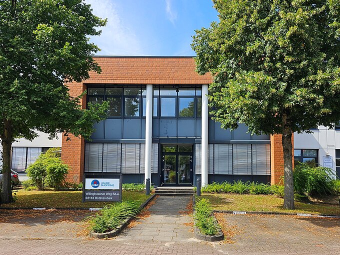 Firmensitz der Hanse Shopping GmbH in Oststeinbek, Eingang von der Straße aus