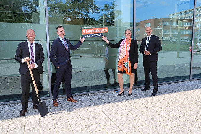 Für Sie vor Ort in Salzgitter-Lebenstedt: Immobilienberater Jörg Rohde, Marcel Lang (Leiter Filialverbund Salzgitter), Nicole Mölling (Leiterin Direktion Salzgitter) und André Bonitzke (Leiter Privatkunden).