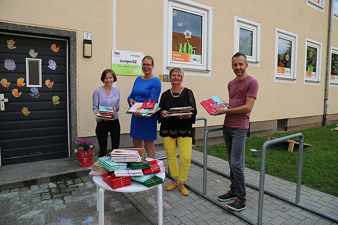 Claudia (l.) und Markus Gruner (r.), Projektleitung der Jumpers Salzgitter, freuen sich über die Bücherspende von Nicole Mölling (2.v.l.), in Zusammenarbeit mit Sonja Nickel, Inhaberin der Buchhandlung im Ärztehaus.
