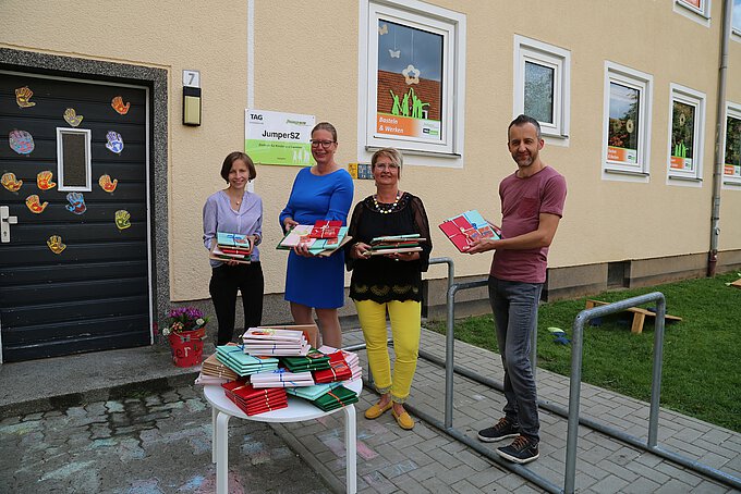 Claudia (l.) und Markus Gruner (r.), Projektleitung der Jumpers Salzgitter, freuen sich über die Bücherspende von Nicole Mölling (2.v.l.), in Zusammenarbeit mit Sonja Nickel, Inhaberin der Buchhandlung im Ärztehaus. Claudia (l.) und Markus Gruner (r.), Projektleitung der Jumpers Salzgitter, freuen sich über die Bücherspende von Nicole Mölling (2.v.l.), in Zusammenarbeit mit Sonja Nickel, Inhaberin der Buchhandlung im Ärztehaus.