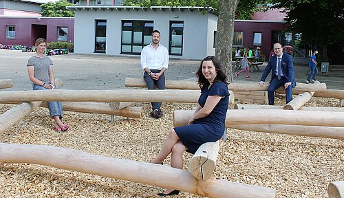 v.l.: Juliana Almeling (Förderverein), Dirk Osburg (Schulleiter), Melanie Ernst (Volksbank BraWo) und Stefan Honrath (Volksbank BraWo) beim Ortstermin auf dem neu gestalteten Schulhof. Foto: Volksbank BraWo