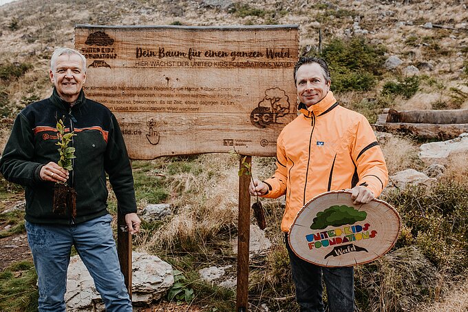Dr. Klaus Merker (Präsident der Niedersächsischen Landesforsten) und Markus Beese (Botschafter von United Kids Foundations) starten mit der Pflanzung der nächsten 10.000 Bäume im United Kids Foundations Wald. // Fotos: Volksbank BraWo/Nina Stiller Dr. Klaus Merker (Präsident der Niedersächsischen Landesforsten) und Markus Beese (Botschafter von United Kids Foundations) starten mit der Pflanzung der nächsten 10.000 Bäume im United Kids Foundations Wald. // Fotos: Volksbank BraWo/Nina Stiller