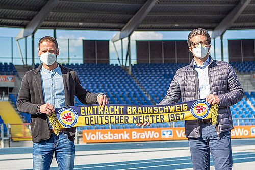 Wolfram Benz und Carsten Ueberschär freuen sich auf die weitere Zusammenarbeit. Foto: Eintracht Braunschweig GmbH & Co. KGaA Wolfram Benz und Carsten Ueberschär freuen sich auf die weitere Zusammenarbeit. Foto: Eintracht Braunschweig GmbH & Co. KGaA
