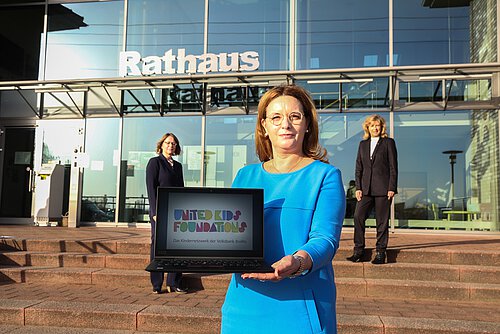 Anja Meier, Bürgermeisterin der Samtgemeinde Boldecker Land, präsentiert symbolisch einen der gespendeten Laptops. Im Hintergrund: Manuela Peckmann (l.), Bürgermeisterin der Samtgemeinde Brome und Claudia Kayser. Anja Meier, Bürgermeisterin der Samtgemeinde Boldecker Land, präsentiert symbolisch einen der gespendeten Laptops. Im Hintergrund: Manuela Peckmann (l.), Bürgermeisterin der Samtgemeinde Brome und Claudia Kayser.