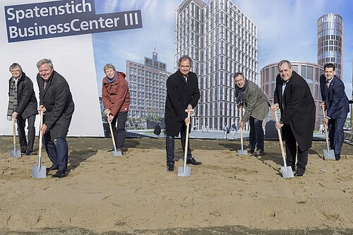 Ulrich Markurth griff am 23. Februar selbst zum Spaten und setzte gemeinsam mit den Bauherren Jürgen Brinkmann und Klaus Gattermann im Beisein von Dr. Rüdiger Stauth, Heinz-Georg Leuer, Holger Herlitschke und Maik Zutz den Spatenstich. Foto:VB BraWo