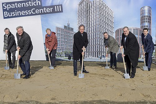 Ulrich Markurth griff am 23. Februar selbst zum Spaten und setzte gemeinsam mit den Bauherren Jürgen Brinkmann und Klaus Gattermann im Beisein von Dr. Rüdiger Stauth, Heinz-Georg Leuer, Holger Herlitschke und Maik Zutz den Spatenstich. Foto:VB BraWo