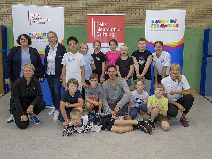 Felix Neureuther besuchte am Donnerstag die Grundschule Rautheim. Foto: Volksbank BRAWO