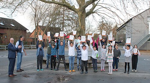 Stefan Honrath (l.), Botschafter von United Kids Foundations und Leitung der Volksbank BraWo-Direktion Peine, gratuliert den "fitten Bienen" der Hainwaldschule Vöhrum und Klassenlehrer Jörg Franz (2.v.l.), zum Sieg in der Direktion Peine bei step BraWo.