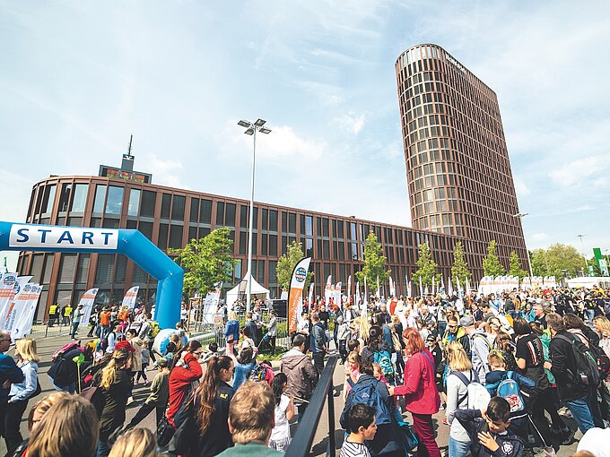 Tausende Menschen sammelten 2019 im Rahmen des walk4help Schritte und Spenden für Kinderhilfsprojekte. 2025 findet eine Neuauflage des Mega-Events im Braunschweiger Bürgerpark statt. Bildquelle: AUSDRUCKSLOS Tausende Menschen sammelten 2019 im Rahmen des walk4help Schritte und Spenden für Kinderhilfsprojekte. 2025 findet eine Neuauflage des Mega-Events im Braunschweiger Bürgerpark statt. Bildquelle: AUSDRUCKSLOS