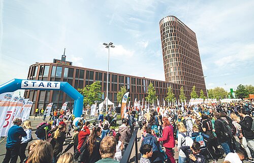 Tausende Menschen sammelten 2019 im Rahmen des walk4help Schritte und Spenden für Kinderhilfsprojekte. 2025 findet eine Neuauflage des Mega-Events im Braunschweiger Bürgerpark statt. Bildquelle: AUSDRUCKSLOS Tausende Menschen sammelten 2019 im Rahmen des walk4help Schritte und Spenden für Kinderhilfsprojekte. 2025 findet eine Neuauflage des Mega-Events im Braunschweiger Bürgerpark statt. Bildquelle: AUSDRUCKSLOS
