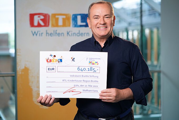 Ein Spendensegen für die Kinder in der BraWo-Region: Wolfram Kons, Gesamtleiter Charity RTL, sichert mit dem Teilbetrag von 640.185 Euro die Zukunft der RTL-Kinderhäuser in der BraWo-Region bis 2025. Foto: MG RTL D/Stefan Gregorowius Ein Spendensegen für die Kinder in der BraWo-Region: Wolfram Kons, Gesamtleiter Charity RTL, sichert mit dem Teilbetrag von 640.185 Euro die Zukunft der RTL-Kinderhäuser in der BraWo-Region bis 2025. Foto: MG RTL D/Stefan Gregorowius