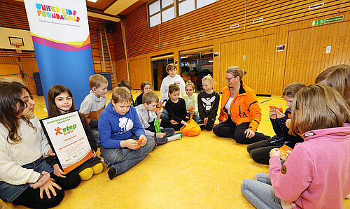 Nicole Mölling, Botschafterin von United Kids Foundations, im Gespräch mit den Schüler*innen der Siegerklasse.