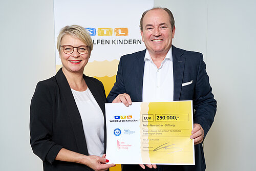 Monika Schmidt erhielt als Treuhänderin der Felix-Neureuther-Stiftung und Geschäftsführerin des gemeinwohlorientierten EngagementZentrums Braunschweig den symbolischen Spendenscheck über 250.000 Euro.