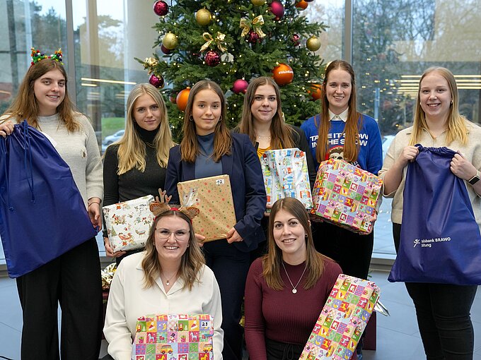 Fleißige Weihnachtsengel packten individuell zusammengestellte Geschenktüten, die bei den förderbedürftigen Kindern und Jugendlichen pünktlich unter dem Weihnachtsbaum liegen. Fleißige Weihnachtsengel packten individuell zusammengestellte Geschenktüten, die bei den förderbedürftigen Kindern und Jugendlichen pünktlich unter dem Weihnachtsbaum liegen