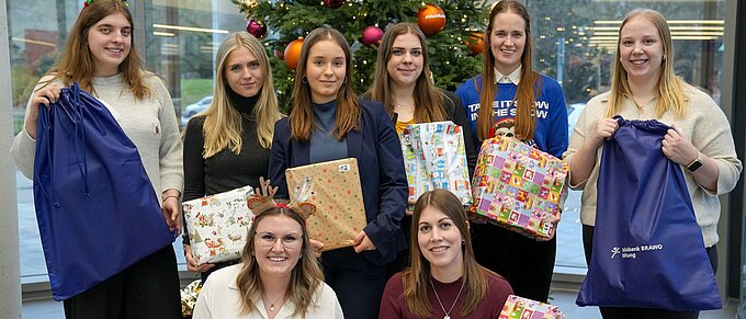 Fleißige Weihnachtsengel packten individuell zusammengestellte Geschenktüten, die bei den förderbedürftigen Kindern und Jugendlichen pünktlich unter dem Weihnachtsbaum liegen