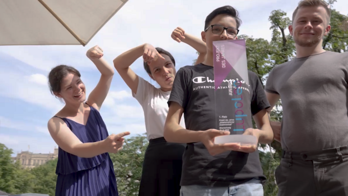 Teammitglieder von ROCK YOUR LIFE freuen sich über den Pokal des 1. LupoLeo Awards.