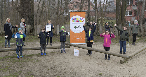 Claudia Kayser (links) gratuliert jeweils einem Teil der im Wechselunterricht anwesenden Klasse 3n, Ulrike Svetlik (Schulleiterin) und Ute Schönian (Klassenlehrerin) zum Gewinn der 3. Bewegungschallenge mit Urkunde und Preisgeld. Foto Volksbank BraWo Claudia Kayser (links) gratuliert jeweils einem Teil der im Wechselunterricht anwesenden Klasse 3n, Ulrike Svetlik (Schulleiterin) und Ute Schönian (Klassenlehrerin) zum Gewinn der 3. Bewegungschallenge mit Urkunde und Preisgeld. Foto Volksbank BraWo