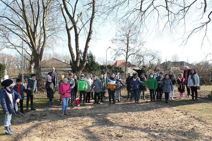 Zusammen mit (v.l.) Stefan Honrath, Pfarrer Hendrik Rust, Petra Zappe, Petra Burgdorf und Marina Bazan von der kath. Pfarrgemeinde Zu den Heiligen Engeln freuten sich die Kommunionkinder über ihren „Arbeitseinsatz“ auf dem Telgter Friedhof. Zusammen mit (v.l.) Stefan Honrath, Pfarrer Hendrik Rust, Petra Zappe, Petra Burgdorf und Marina Bazan von der kath. Pfarrgemeinde Zu den Heiligen Engeln freuten sich die Kommunionkinder über ihren „Arbeitseinsatz“ auf dem Telgter Friedhof.