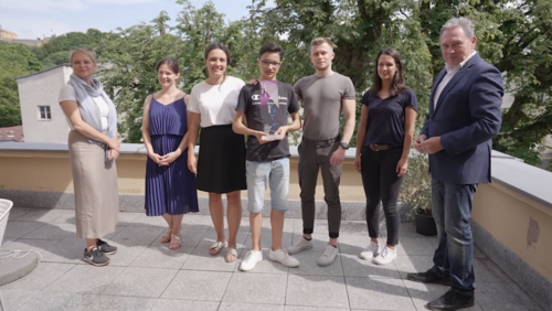 Monika Schmidt (links) und Thomas Fast (rechts) vom Kindernetzwerk United Kids Foundations gratuilieren "ROCK YOUR LIFE!" zum Gewinn des 1. Projekte-Awards.