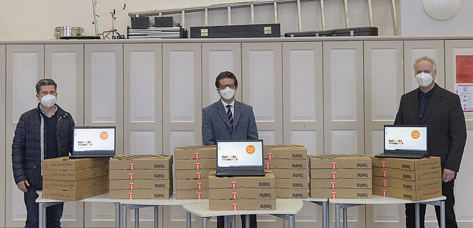 Carsten Ueberschär (Mitte) übergibt die 152 Laptops symbolisch an Hakan Aydemir (links), und Matthias Fricke von der Realschule Georg-Eckert-Straße, die sie stellvertretend für die Braunschweiger Schulen in Empfang nahmen: Foto: Volksbank BraWo Carsten Ueberschär (Mitte) übergibt die 152 Laptops symbolisch an Hakan Aydemir (links), und Matthias Fricke von der Realschule Georg-Eckert-Straße, die sie stellvertretend für die Braunschweiger Schulen in Empfang nahmen: Foto: Volksbank BraWo