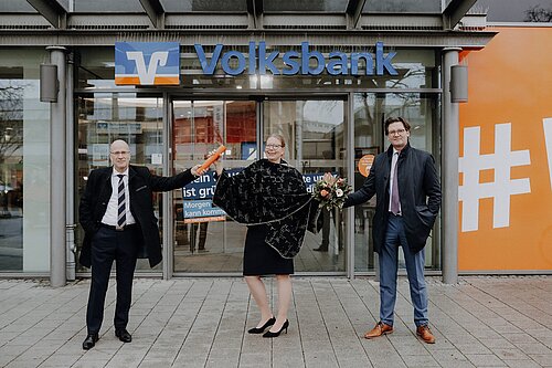 Vorstandsmitglied Mark Uhde (r.) stellte die neue Leiterin der Direktion Salzgitter, Nicole Mölling (m.), vor. Sie übernahm den symbolischen Staffelstab von Stefan Honrath (l.), der die Direktion kommissarisch geleitet hatte. Foto: Volksbank BraWo Vorstandsmitglied Mark Uhde (r.) stellte die neue Leiterin der Direktion Salzgitter, Nicole Mölling (m.), vor. Sie übernahm den symbolischen Staffelstab von Stefan Honrath (l.), der die Direktion kommissarisch geleitet hatte. Foto: Volksbank BraWo