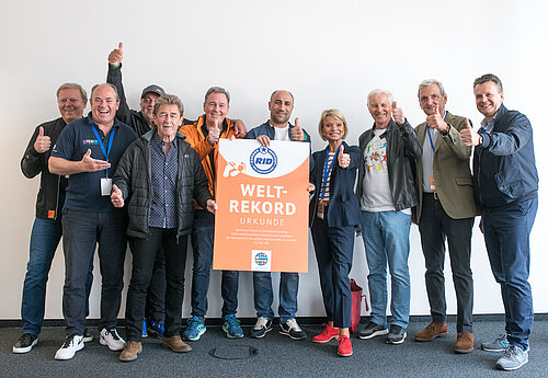 Viele Botschafter wie Peter Maffay, Uschi Glas und Arthur Abraham machten sich 2019 für den walk4help stark und feierten gemeinsam mit Jürgen Brinkmann (l.) sowie Robert Lübenoff (h, 2. v. l.) den Weltrekord. Viele prominente Botschafter wie Peter Maffay, Uschi Glas und Arthur Abraham machten sich 2019 für den walk4help stark und feierten gemeinsam mit den Initiatoren von United Kids Foundations und dem walk4help, Jürgen Brinkmann (l.) sowie Robert Lübenoff (hinten, 2. v. l.), den erzielten Weltrekord. Bildquelle: AUSDRUCKSLOS